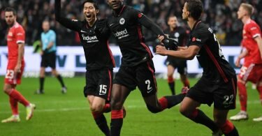 Frankfurts Evan Ndicka (M) bejubelt sein Tor zum 2:1 mit Daichi Kamada (l) und Timothy Chandler. Foto: Arne Dedert/dpa