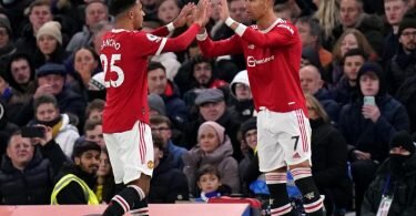 Jadon Sancho (l) wird bei Manchester United durch seinen Teamkollegen Cristiano Ronaldo ausgewechselt. Foto: Adam Davy/PA Wire/dpa