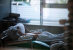 Ein Patient liegt in einem Zimmer auf einer Corona-Intensivstation. Der Zustrom an Patienten im Zuge der vierten Corona-Welle ist für viele Krankenhäuser kaum mehr zu bewältigen. Foto: Fabian Strauch/dpa