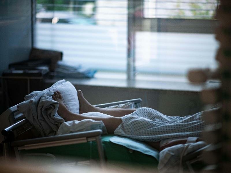 Ein Patient liegt in einem Zimmer auf einer Corona-Intensivstation. Der Zustrom an Patienten im Zuge der vierten Corona-Welle ist für viele Krankenhäuser kaum mehr zu bewältigen. Foto: Fabian Strauch/dpa