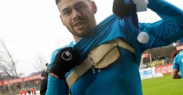 Nach einer Herzmuskelentzündung spielte der ehemalige Fußballer Daniel Engelbrecht mit einem Defibrillator. Foto: Daniel Maurer/dpa/dpa-tmn