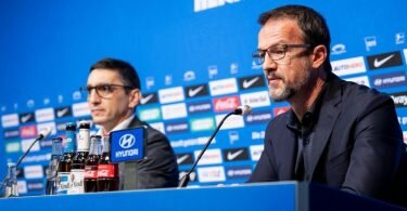 Tayfun Korkut (l) wurde von Fredi Bobic als neuer Trainer bei Hertha BSC eingestellt. Foto: Jan-Philipp Burmann/Hertha BSC/Pool/dpa