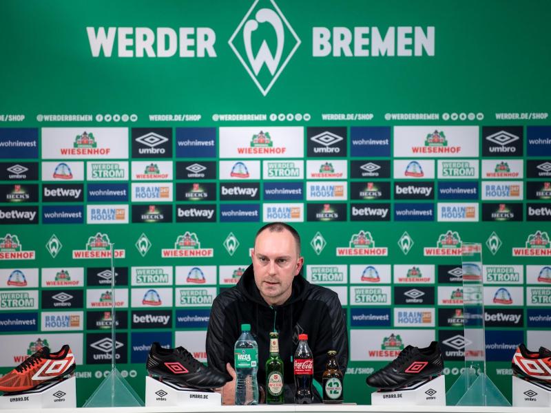 Ole Werner bei seiner ersten Pressekonferenz als Werder-Trainer. Foto: Sina Schuldt/dpa