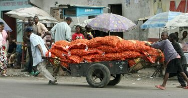 Händler in der kongolesischen Haupststadt Kinshasa. Um den Einfluss in der Welt auszubauen, will die EU in den kommenden sechs Jahren bis zu 300 Milliarden Euro in die Infrastruktur von Schwellen- und Entwicklungsländern investieren. Foto: Maurizio Gambarini/dpa