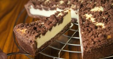 Für den Schoko-Mürbeteig eines runden Zupfkuchens (26 Zentimeter Durchmesser) sollten nicht mehr als 300 Gramm Mehl verwendet werden. Sonst wird der Teig schnell zu trocken. Foto: Andrea Warnecke/dpa-tmn