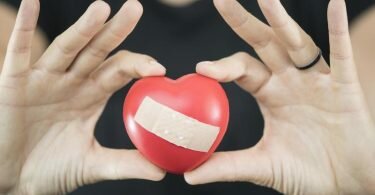 Menschen mit einer Herzinsuffizienz haben oft einen chronischen Eisenmangel. Experten empfehlen deshalb eine regelmäßige Überprüfung der Eisenwerte. Foto: Robert Günther/dpa-tmn