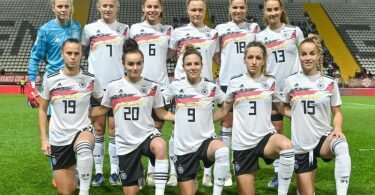 Die deutschen Spielerinnen posieren vor dem Spiel gegen Portugal in Faro für ein Foto. Foto: Karsten Lauer/foto2press/dpa