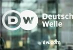 Der Name «Deutsche Welle» steht an einer Glasscheibe. (Archivbild). Foto: Marius Becker/dpa