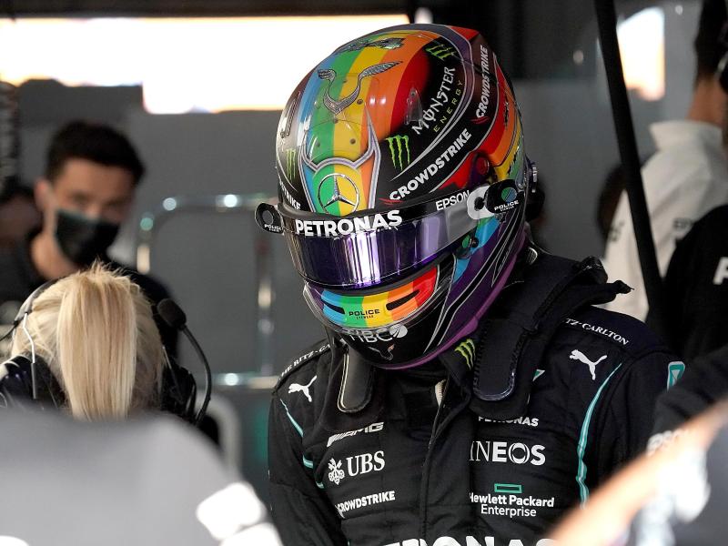 Kann sich für die entscheidenden Saisonrennen auf einen stärkeren Motor freuen: Mercedes-Pilot Lewis Hamilton. Foto: Hasan Bratic/dpa