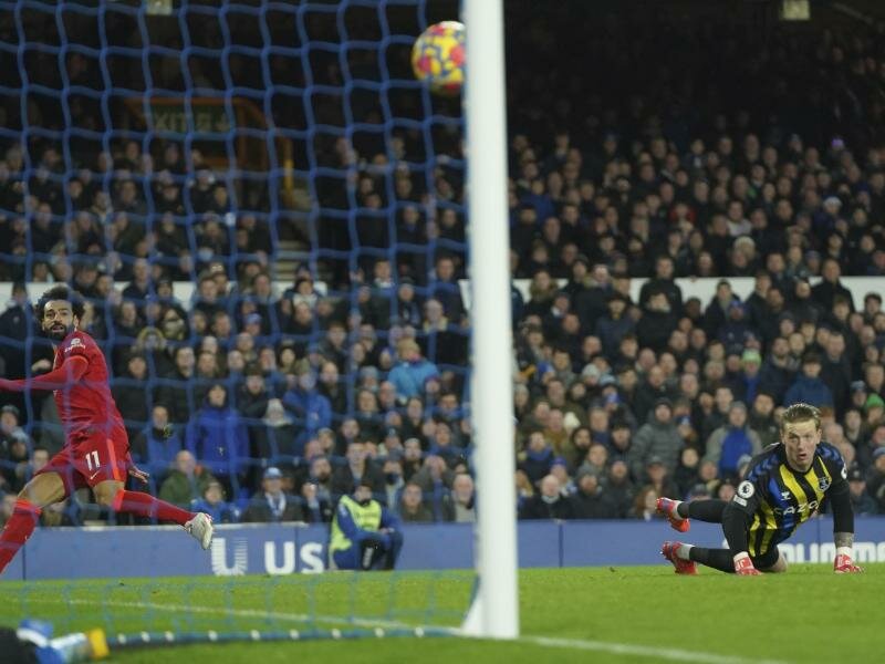 Wie hier beim FC Everton darf in England weiter vor vollen Zuschauerrängen gespielt werden. Foto: Jon Super/AP/dpa
