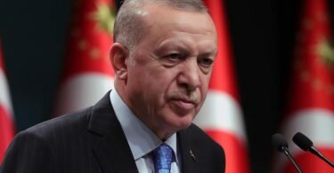 Recep Tayyip Erdogan während einer Pressekonferenz. Der türkische Präsident ersetzt seinen Finanzminister - die Währung der Türkei befindet sich schon länger auf Talfahrt. Foto: -/Turkish Presidency/AP/dpa