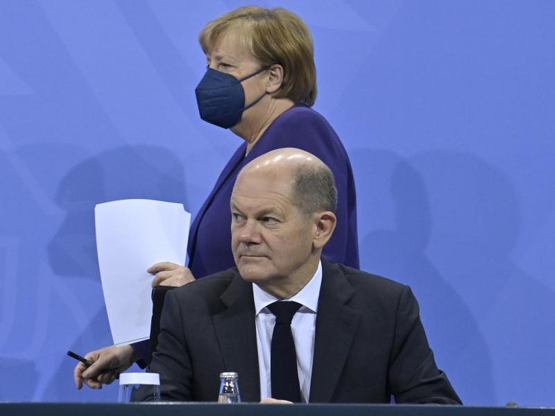 Angela Merkel und Olaf Scholz geben nach der Bund-Länder-Konferenz im Bundeskanzleramt eine Pressekonferenz. Foto: John Macdougall/AFP-Pool/dpa