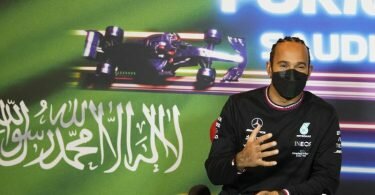 Hat sein Unbehagen über den Grand Prix in Saudi Arabien ausgedrückt. Lewis Hamilton bei einer Pressekonferenz auf dem Corniche Circuit. Foto: Hassan Ammar/AP/dpa