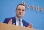 Der geschäftsführende Gesundheitsminister Jens Spahn spricht über die Entwicklung in der Corona-Pandemie. Foto: Kay Nietfeld/dpa