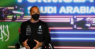 Sieht die Formel-1-Premiere in Saudi-Arabien mit gemischten Gefühlen entgegen: Lewis Hamilton. Foto: Hassan Ammar/AP/dpa