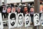 Angehörige der Opfer des rassistischen Anschlags von Hanau 2020 halten bei einer Mahnwache vor dem hessischen Landtag Fotos der Opfer. Foto: Arne Dedert/dpa