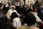 Papst Franziskus grüßt die Gläubigen am Ende eines ökumenischen Gebets mit Migranten in der Pfarrkirche des Heiligen Kreuzes. Foto: Alessandra Tarantino/AP/dpa
