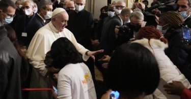 Papst Franziskus grüßt die Gläubigen am Ende eines ökumenischen Gebets mit Migranten in der Pfarrkirche des Heiligen Kreuzes. Foto: Alessandra Tarantino/AP/dpa