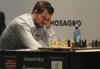 Konnte die sechste Partie für sich entscheiden: Magnus Carlsen spielt weiß. Foto: Kamran Jebreili/AP/dpa