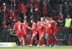 Jubel bei Schneefall im Stadion An der Alten Försterei: Die Spieler von Union Berlin feiern das 2:1 gegen RB Leipzig. Foto: Andreas Gora/dpa
