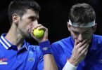 Hat das Doppel gegen Kroatien verloren: Der Serbe Novak Djokovic (l) flüstert mit seinem Teamkollegen Filip Krajnovic. Foto: Bernat Armangue/AP/dpa