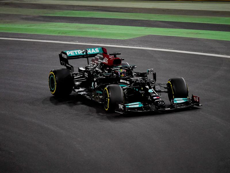 Geht mit den Bestzeiten aus dem Freitagstraining in die Qualifikation: Lewis Hamilton. Foto: Hasan Bratic/dpa