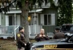 Deputies des Oakland County Sheriffs untersuchen das Gelände vor dem Haus der Eltern des mutmaßlichen Täters. Foto: Uncredited/The Flint Journal/dpa