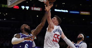 Lakers-Star LeBron James (l) hatte im Stadtduell gegen die Los Angeles Clippers mit Isaiah Hartenstein das Nachsehen. Foto: Ashley Landis/AP/dpa
