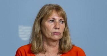 Die sächsische Gesundheitsministerin Petra Köpping (SPD) muss sich mit einem Fackel-Mob auseinandersetzen. Foto: Matthias Rietschel/dpa-Zentralbild/dpa