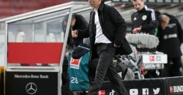 Herthas neuer Trainer Tayfun Korkut ballt nach dem Abpfiff in Stuttgart die Faust. Foto: Tom Weller/dpa