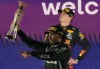 Der britische Mercedes-Pilot Lewis Hamilton feiert seinen Sieg beim Großen Preis von Saudi-Arabien vor dem zweitplatzierten Red-Bull-Piloten Max Verstappen aus den Niederlanden. Foto: Hassan Ammar/AP/dpa