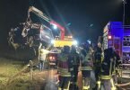 Nach einem Unfall mit fünf Toten auf der Bundesstraße 253 bei Fritzlar wird ein Autowrack geborgen. Foto: Nicole Schippers/dpa