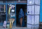 Eine afghanische Frau, die eine Burka trägt, verlässt einen kleinen Laden in Kabul. (Archivbild). Foto: Petros Giannakouris/AP/dpa