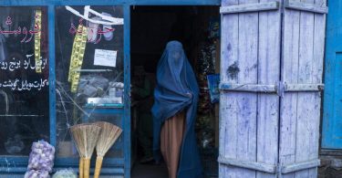 Eine afghanische Frau, die eine Burka trägt, verlässt einen kleinen Laden in Kabul. (Archivbild). Foto: Petros Giannakouris/AP/dpa