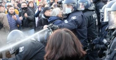 Ein Polizist setzt Pfefferspray gegen Teilnehmer einer Kundgebung von Kritikern der Coronamaßnahmen der Bundesregierung ein.(Archivbild). Foto: Sebastian Willnow/dpa-Zentralbild/dpa