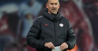 Als Platzhalter an der Seitenlinie soll Achim Beierlorzer im Fernduell mit dem FC Brügge wenigstens noch Gruppenplatz sichern. Foto: Jan Woitas/dpa