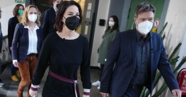 Annalena Baerbock (M), Bundesvorsitzende von Bündnis 90/Die Grünen und Robert Habeck (r), Bundesvorsitzender von Bündnis 90/Die Grünen kommen zur Ergebnisverkündung der Urabstimmung der Grünen-Mitglieder über den Koalitionsvertrag mit SPD und FDP zur Bildung einer Bundesregierung. Foto: Kay Nietfeld/dpa