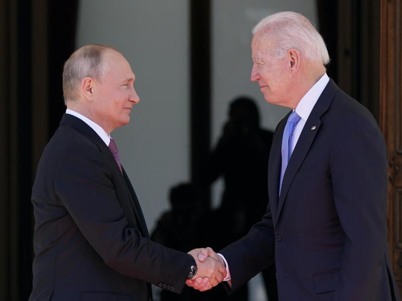 Russlands Präsident Wladimir Putin (l) und US-Präsident Joe Biden treffen sich zu einer Videokonferenz. Foto: Patrick Semansky/AP/dpa