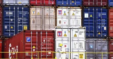 Container im Hafen von Qingdao in der ostchinesischen Provinz Shandong. Foto: Uncredited/CHINATOPIX via AP/dpa