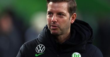 Wolfsburgs Trainer Florian Kohfeldt braucht mit seinem Team einen Sieg. Foto: Swen Pförtner/dpa