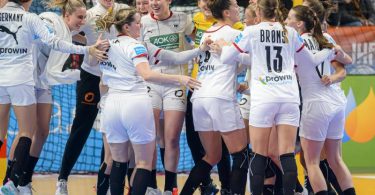 Die deutschen Handball-Spielerinnen jubeln nach dem Sieg gegen Ungarn. Foto: Marco Wolf/dpa