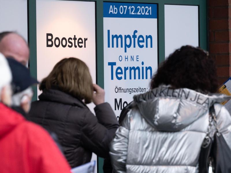 Am Dienstag wurden in Deutschland 973.000 Impfungen verabreicht. Foto: Julian Stratenschulte/dpa