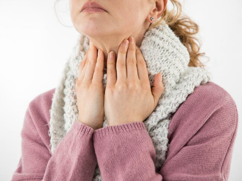 Eine heisere Stimme kann verschiedene Ursachen haben. Manchmal stecken kleine Knötchen auf den Stimmlippen dahinter. Foto: Christin Klose/dpa Themendienst/dpa-tmn