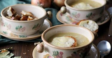 Rund 500 g Zwiebelringe werden für eine Zwiebelsuppe für vier Personen benötigt. Foto: Mareike Pucka/biskuitwerkstatt.de/dpa-tmn