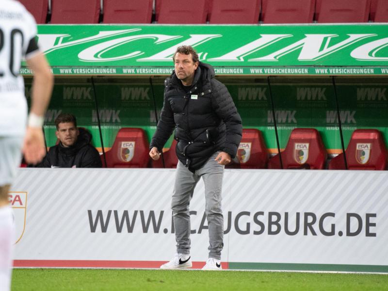 Augsburgs Trainer Markus Weinzierl muss den coronabedingten Ausfall von Felix Uduokhai verkraften. Foto: Matthias Balk/dpa