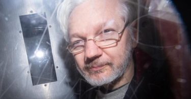 Wikileaks-Gründer Julian Assange verlässt das Westminster Magistrates Gericht nach einer Anhörung zum Auslieferungsgesuch der USA. (Archivbild). Foto: Dominic Lipinski/PA Wire/dpa