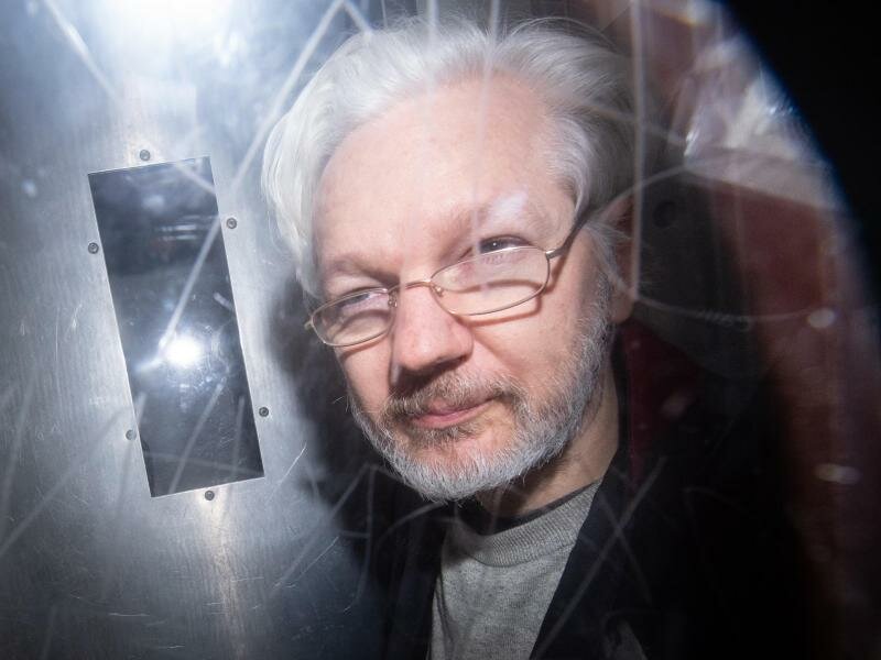 Wikileaks-Gründer Julian Assange verlässt das Westminster Magistrates Gericht nach einer Anhörung zum Auslieferungsgesuch der USA. (Archivbild). Foto: Dominic Lipinski/PA Wire/dpa