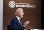 Joe Biden, Präsident der USA, spricht im South Court Auditorium des Weißen Hauses bei der Eröffnung des zweitägigen virtuellen «Gipfels für Demokratie». Foto: Susan Walsh/AP/dpa