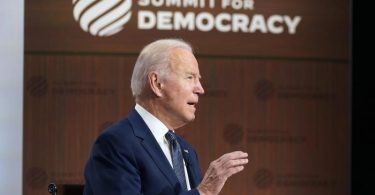 Joe Biden, Präsident der USA, spricht im South Court Auditorium des Weißen Hauses bei der Eröffnung des zweitägigen virtuellen «Gipfels für Demokratie». Foto: Susan Walsh/AP/dpa