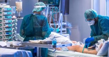 Ärzte und Pflegekräfte betreuen Patienten in einem der Behandlungszimmer der Intensivstation in der Universitätsmedizin Rostock. Foto: Jens Büttner/dpa-Zentralbild/dpa